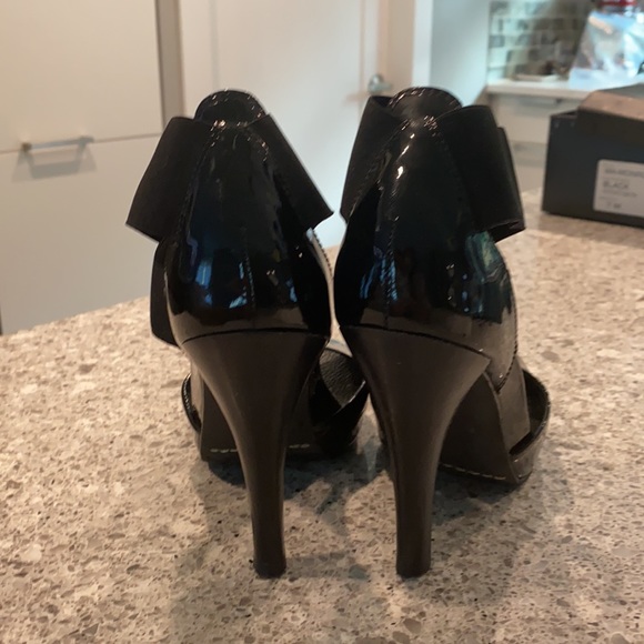 BCBG MAXAZRIA black pumps. - Picture 2 of 7